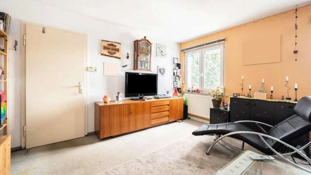 Strahlende Erdgeschosswohnung mit sonnigem Süd-Balkon und privater Garage