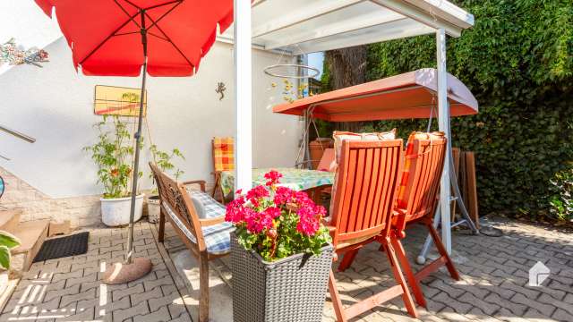 Stadtnahe Idylle in Panitzsch: Doppelhaushälfte mit Garten, Terrassen und Stellplatz in WEG