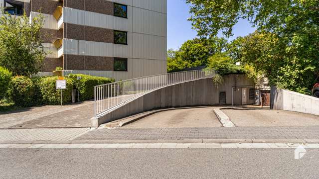 Schön geschnittene 3-Zimmer-Wohnung mit Südbalkon und Panoramasicht nach Frankfurt