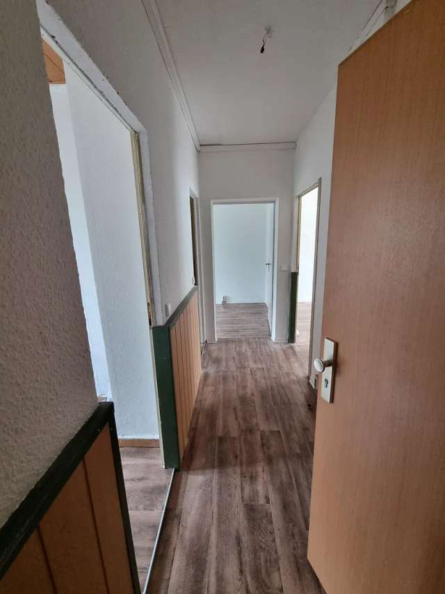 45 m² 2 Zimmer Wohnung frisch renoviert mit Balkon und Stellplatz