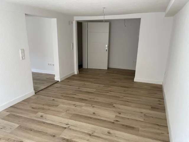 Komplett Sanierte 3 Zimmer EG Wohnung mit großem Freisitz und Garage