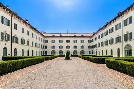 Schloss Possenhofen: Hochklassige Gartenwohnung mit Panorama-Seeblick