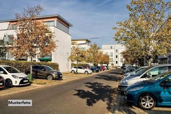 Vierfamilienhaus und Garage