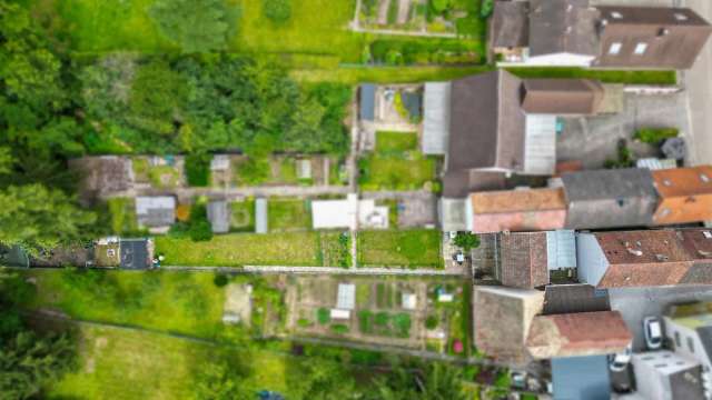 Zweifamilienhaus - 2021 saniert - mit Scheunen und großem Garten!