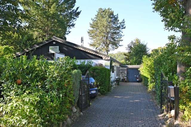 Appen-Etz: Liebenswerter und erweiterbarer Bungalow in grüner Lage mit toller Gartengestaltung