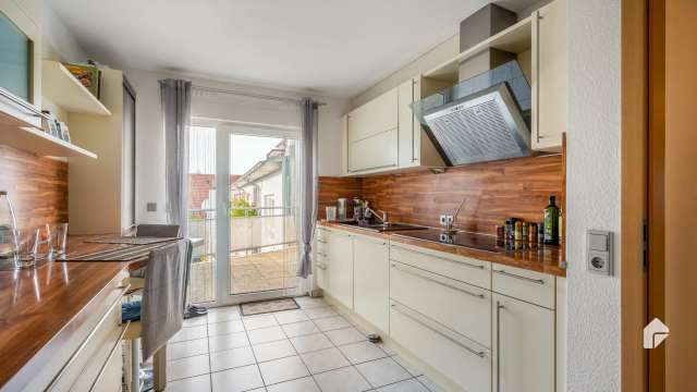 Ruhig gelegen: Schicke & große Maisonette mit Fensterbad, Dachterrasse, Balkon, 2 TG-Stellplätzen