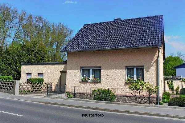 Einfamilienhaus mit Garten und Garage in der Versteigerung