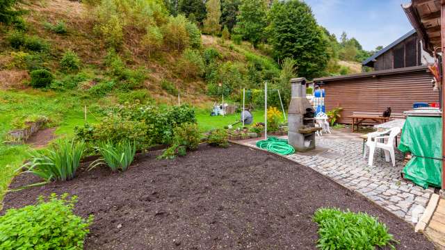 Attraktives Zweifamilienhaus mit Garten, Garage und Carport in Sonneberg
